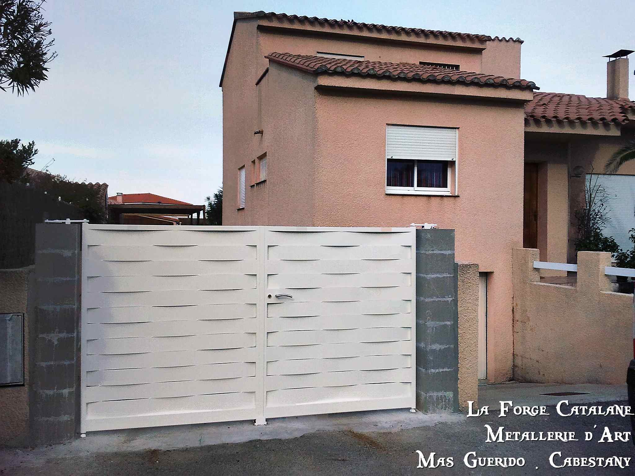 Portail tole effet lames tressees vannerie sans tubes forge catalane.jpg